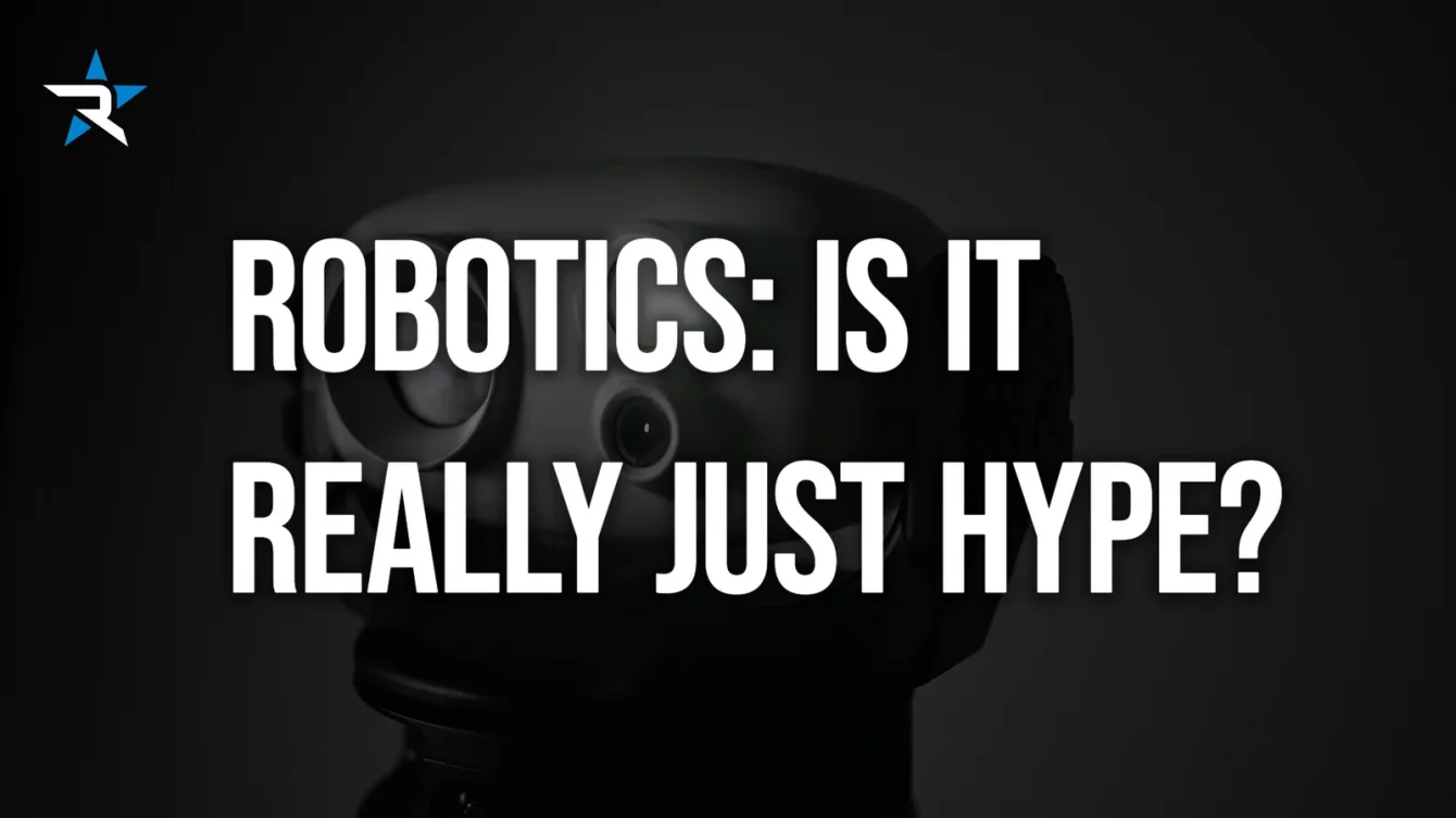 Cabezal del robot Watchbot en penumbra con el texto «Robotics: is it really just hype?»